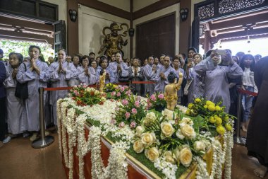 Ho Chi Minh Şehri, Vietnam - 19 Mayıs 2019: Ho Chi Minh City, Vietnam 'da Buda' nın doğum günü kutlamasına hazırlanan keşişler ve Budistlerle birlikte tapınağın içine bakın
