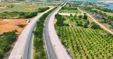 Çöldeki otoyolun havadan görünüşü, Mui Ne, Vietnam. Burası, Mui Ne 'den Phan Ri' ye kadar uzanan en güzel yol olarak kabul edilir..