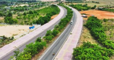 Çöldeki otoyolun havadan görünüşü, Mui Ne, Vietnam. Burası, Mui Ne 'den Phan Ri' ye kadar uzanan en güzel yol olarak kabul edilir..
