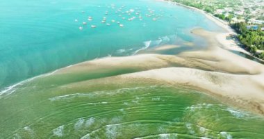 Deniz manzaralı Mui Ne, Vietnam Kuzey 'den Güney' e Ke Ga Körfezi deniz dalgaları, gemiler, resifler Vietnam 'ın potansiyel turizm durumudur..