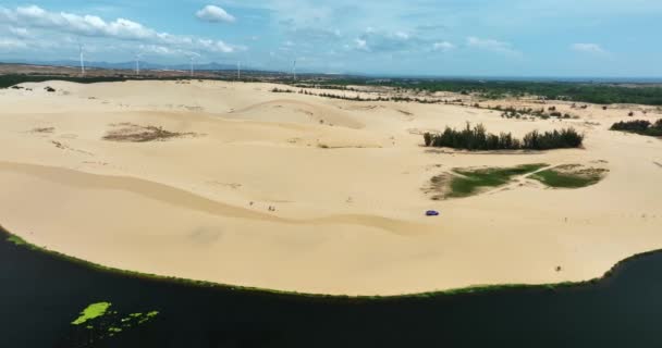 Stark Kontrast Geograficzny Między Piaskiem Wodą Pobliżu Mui Wietnam Pustynia — Wideo stockowe