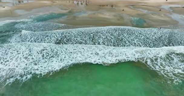 Waves Crashing Golden Sand Beautiful Beach Relaxing Bathing — ストック動画