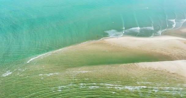 ベトナムのムイニー海の空中ビューは 海の波 サンゴがベトナムの観光の潜在的地位である非常に大きい北から南の海岸にキーガの湾全体を見ます — ストック動画