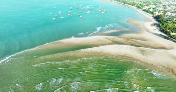 ベトナムのムイニー海の空中ビューは 海の波 サンゴがベトナムの観光の潜在的地位である非常に大きい北から南の海岸にキーガの湾全体を見ます — ストック動画