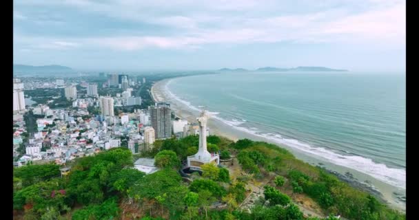 ヴンタウ ベトナム 2023年11月29日 朝の沿岸ヴンタウ市の空中視界 山にキリストの像がある場所は ヴンタウ半島の平和を守ります — ストック動画