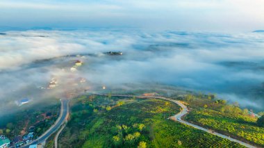 Sabah Da Lat kenti yakınlarındaki Cau Dat banliyösünün havadan görünüşü ve Vietnam dağlarında sisli bir gökyüzü. Kentsel kalkınma yapısı, ulaştırma altyapısı, tarımda sera
