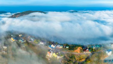 Sabah Da Lat kenti yakınlarındaki Cau Dat banliyösünün havadan görünüşü ve Vietnam dağlarında sisli bir gökyüzü. Kentsel kalkınma yapısı, ulaştırma altyapısı, tarımda sera