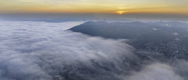 Sabah Da Lat kenti yakınlarındaki Cau Dat banliyösünün havadan görünüşü ve Vietnam dağlarında sisli bir gökyüzü. Kentsel kalkınma yapısı, ulaştırma altyapısı, tarımda sera