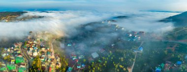 Sabah Da Lat kenti yakınlarındaki Cau Dat banliyösünün havadan görünüşü ve Vietnam dağlarında sisli bir gökyüzü. Kentsel kalkınma yapısı, ulaştırma altyapısı, tarımda sera