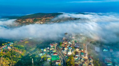 Sabah Da Lat kenti yakınlarındaki Cau Dat banliyösünün havadan görünüşü ve Vietnam dağlarında sisli bir gökyüzü. Kentsel kalkınma yapısı, ulaştırma altyapısı, tarımda sera