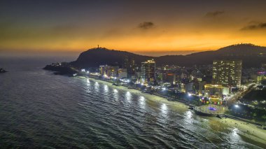 Vung Tau, Güney Vietnam 'da ünlü bir kıyı kentidir. Vung Tau kentinin gün batımındaki hava manzarası, eyaletin kuruluşundan bu yana eyaletin başkenti konumunda bulunuyor. Seyahat kavramı