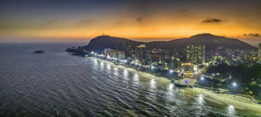 Vung Tau, Güney Vietnam 'da ünlü bir kıyı kentidir. Vung Tau kentinin gün batımındaki hava manzarası, eyaletin kuruluşundan bu yana eyaletin başkenti konumunda bulunuyor. Seyahat kavramı