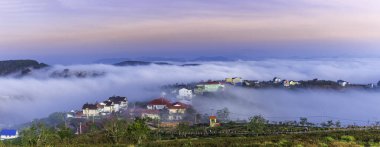 Da Lat, Vietnam 'daki sabah manzarası sisli ve gündoğumu arkaplanlı çok bulanık, çok güzel ve huzur dolu.
