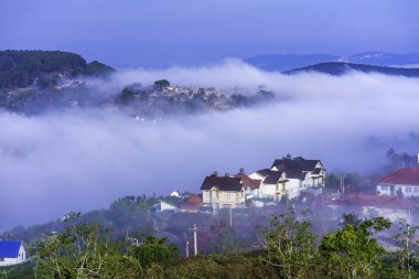 Da Lat, Vietnam 'daki sabah manzarası sisli ve gündoğumu arkaplanlı çok bulanık, çok güzel ve huzur dolu.