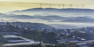 Da Lat, Vietnam 'daki sabah manzarası sisli ve gündoğumu arkaplanlı çok bulanık, çok güzel ve huzur dolu.