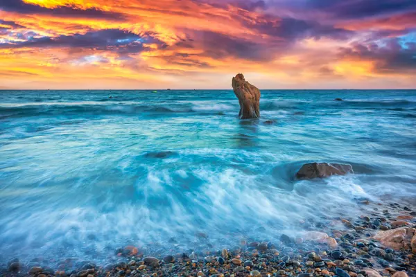 Krajobraz Skalistej Plaży Zachodzie Słońca Falami Oceanicznymi Kamieniami Plaży Thach Obrazy Stockowe bez tantiem