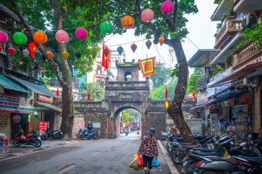 Hanoi, Vietnam - 6 Mayıs 2024 Hang Chieu Caddesi 'ndeki Quan Chuong Kapısı, Red River lezbiyenine yakın. 19. yüzyılda, Fransızlar buna 