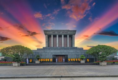 Hanoi, Vietnam - 5 Mayıs 2024: Ho Chi Minh Anıtmezar, gözden geçirilmiş devrimci lider Ho Chi Minh 'in mumyalanmış bedenine ev sahipliği yapan heybetli, görkemli bir yapı. Ba Dinh Meydanı 'nın merkezinde yer alıyor..