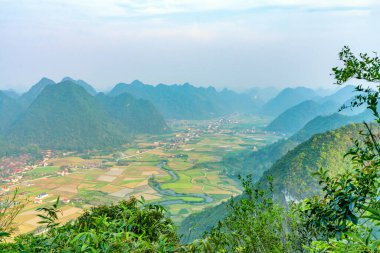 Bac Son Vadisi 'nin manzarasında Lang Son, Vietnam' daki köy dağlarında pitotis üzerinde evler var.