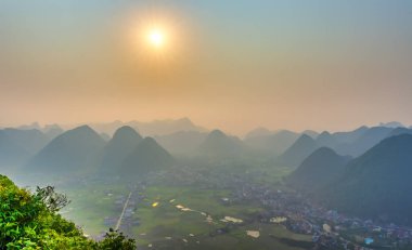 Bac Son Vadisi 'ndeki manzara, dağların manzarası ve günbatımı gökyüzü Lang Son, Vietnam' da.