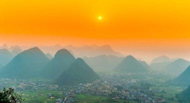 Bac Son Vadisi 'ndeki manzara, dağların manzarası ve günbatımı gökyüzü Lang Son, Vietnam' da.