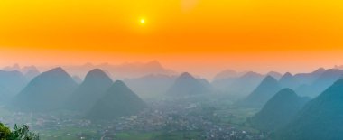 Bac Son Vadisi 'ndeki manzara, dağların manzarası ve günbatımı gökyüzü Lang Son, Vietnam' da.