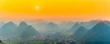 Bac Son Vadisi 'ndeki manzara, dağların manzarası ve günbatımı gökyüzü Lang Son, Vietnam' da.