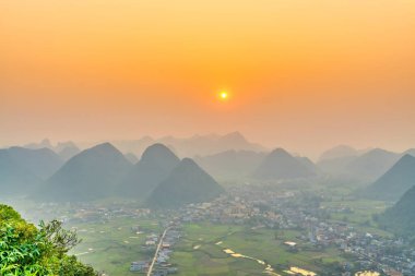 Bac Son Vadisi 'ndeki manzara, dağların manzarası ve günbatımı gökyüzü Lang Son, Vietnam' da.