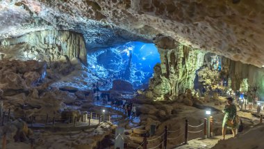 Halong Körfezi, Vietnam - 3 Nisan 2024: Sung Sot mağarasında turist seyahati en iyilerden biridir ve Halong Körfezi, Vietnam 'daki UNESCO Dünya Mirası' nda yer almaktadır.