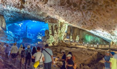 Halong Körfezi, Vietnam - 3 Nisan 2024: Sung Sot mağarasında turist seyahati en iyilerden biridir ve Halong Körfezi, Vietnam 'daki UNESCO Dünya Mirası' nda yer almaktadır.