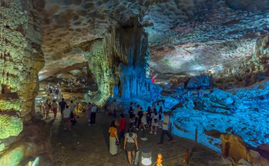 Halong Körfezi, Vietnam - 3 Nisan 2024: Sung Sot mağarasında turist seyahati en iyilerden biridir ve Halong Körfezi, Vietnam 'daki UNESCO Dünya Mirası' nda yer almaktadır.