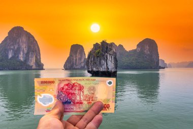 Dinh Huong Adası, UNESCO 'nun Halong Körfezi Miras Alanında Vietnam' da 200.000 Dong Banknote 'ta görüldü. Quang Ninh ilinin Ha Long şehrindeki Halong Körfezi 'nin güzel manzarası..