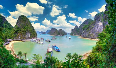 Halong Körfezi 'nin rüya gibi günbatımı manzarası, Çayırdan Vietnam manzarası. Burası UNESCO Dünya Mirası Alanı. Kuzey Vietnam 'da çok güzel bir doğa harikası.