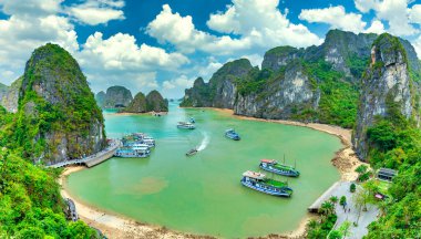 Halong Körfezi 'nin rüya gibi günbatımı manzarası, Çayırdan Vietnam manzarası. Burası UNESCO Dünya Mirası Alanı. Kuzey Vietnam 'da çok güzel bir doğa harikası.