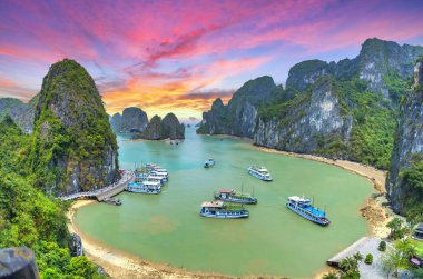 Halong Körfezi 'nin rüya gibi günbatımı manzarası, Çayırdan Vietnam manzarası. Burası UNESCO Dünya Mirası Alanı. Kuzey Vietnam 'da çok güzel bir doğa harikası.