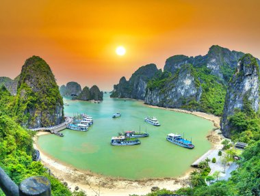 Halong Körfezi 'nin rüya gibi günbatımı manzarası, Çayırdan Vietnam manzarası. Burası UNESCO Dünya Mirası Alanı. Kuzey Vietnam 'da çok güzel bir doğa harikası.