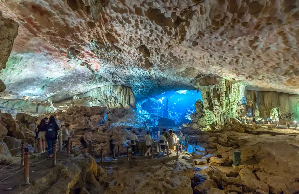 Halong Körfezi, Vietnam - 3 Nisan 2024: Sung Sot mağarasında turist seyahati en iyilerden biridir ve Halong Körfezi, Vietnam 'daki UNESCO Dünya Mirası' nda yer almaktadır.