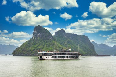 Halong Körfezi 'nin rüya gibi günbatımı manzarası, Çayırdan Vietnam manzarası. Burası UNESCO Dünya Mirası Alanı. Kuzey Vietnam 'da çok güzel bir doğa harikası.