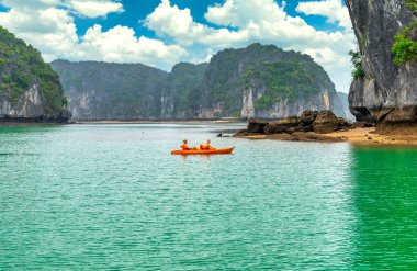 Lan Ha Bay, Hai Phong, Vietnam - 4 Nisan 2024::: Bikinili genç kızlar Van Boi 'da Lan Ha Körfezi, Vietnam' da terk edilmiş bir adada kano ile geziyorlar.