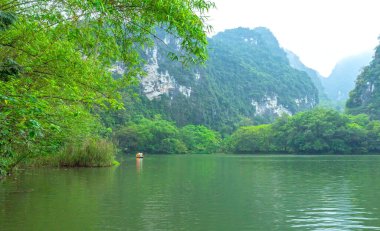 Tam Coc Milli Parkı'nda Vu Cung Manzara. Burası Tran Hanedanı'nın Nguyen Mong ordusuna karşı mücadelesinin gerçekleştiği yerdi ve aynı zamanda Vietnam'daki feodal kralların uygulama yeriydi..