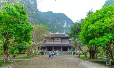 Ninh Binh, Vietnam - 5 Nisan 2024: Vu Lam Royal Trang An Scenic Peyzaj Kompleksi - Dünya Kültürel ve Doğal Mirası UNESCO tarafından tanındı