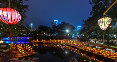 Ninh Binh, Vietnam - 5 Nisan 2024: Hoa Lu antik kasabasındaki gece ışığı eski Vietnam 'ın başkentiydi, bugünlerde Ninh Binh, Vietnam' ın eski tarzını koruyor..