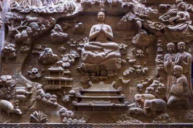 Ninh Binh, Vietnam - 5 Nisan 2024 Ky Lan tapınağının temel kabartmasını oydu. İnsan figürleri ve çiçek süsü. Geleneksel Champa mimari ayrıntıları.