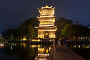 Ninh Binh, Vietnam - 5 Nisan 2024: Hoa Lu antik kasabası Ninh Binh Vietnam 'daki gece aydınlatma tapınağı.