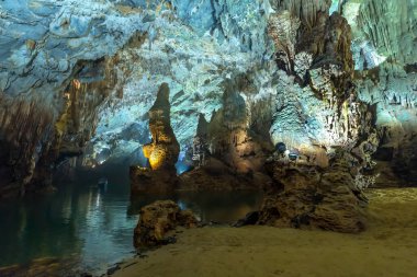 Phong Nha-Ke Bang Ulusal Parkı 'ndaki Phong Nha Mağarası, Quang Binh, Vietnam' daki UNESCO Dünya Mirası Alanı.