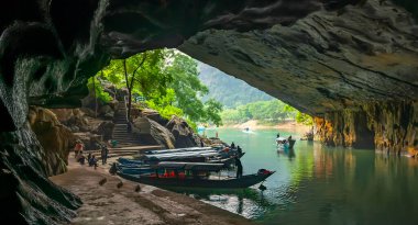 Quang Binh, Vietnam - 7 Nisan 2024: Phong Nha-Ke Bang Ulusal Parkı 'ndaki Phong Nha Mağarası, Quang Binh, Vietnam' daki UNESCO Dünya Mirası Alanı