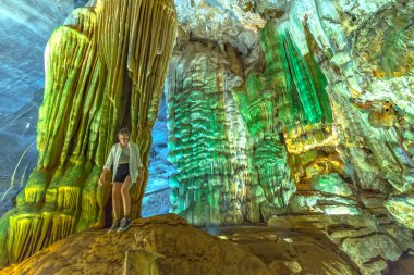 Quang Binh, Vietnam - 7 Nisan 2024: Phong Nha-Ke Bang Ulusal Parkı 'ndaki Phong Nha Mağarası, Quang Binh, Vietnam' daki UNESCO Dünya Mirası Alanı