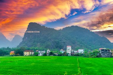 Quang Binh, Vietnam - 7 Nisan 2024 Phong Nha Ke Bang Ulusal Parkı manzaralı dağ günbatımı gökyüzü Vietnam Phong Nha Köyü.