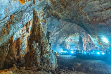 Phong Nha milli parkı sarkıt ve dikitler ile Beautiful Paradise Mağarası, Quang Binh, Vietnam