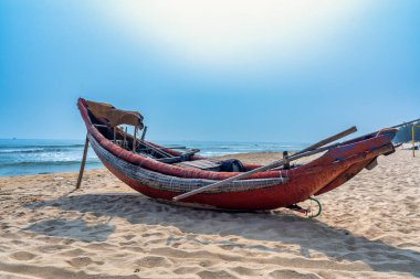 Eğimli fiyonklu tekneler Thuan 'da dinleniyor. Denize açılmayı bekleyen bir kumsal, Hue. Bu Orta Vietnam 'da denizde bir ulaşım aracı..